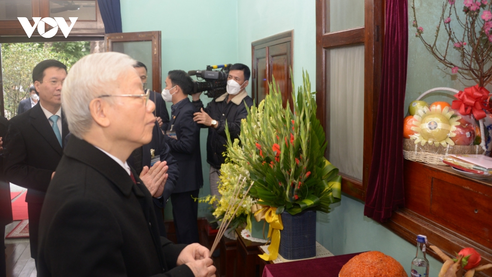 Senior leaders pay tribute to President Ho Chi Minh on traditional Tet